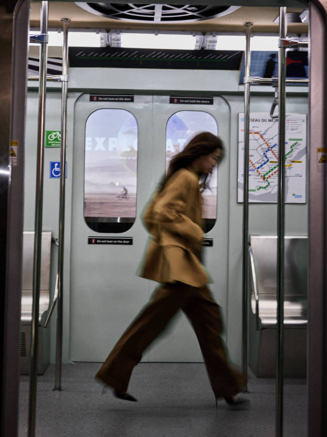 欧阳娜娜拍地铁写真大片！秒变时尚女超模魅力十足