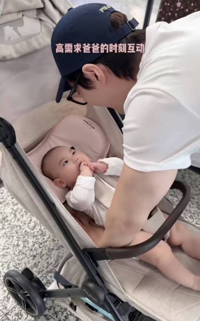 张檬一家出行打扮舒适 机场头盖布给儿子喂母乳