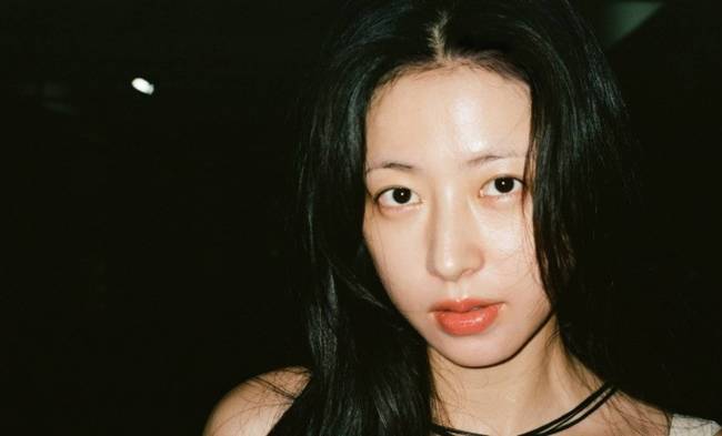 周雨彤晒胶片风美照 自然随性皮肤状态好