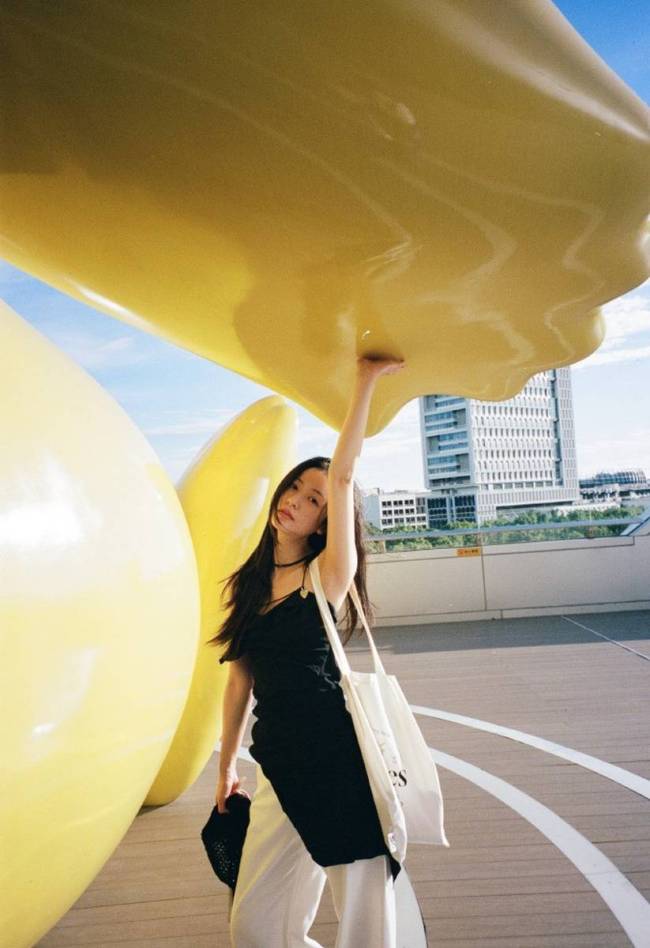 周雨彤晒胶片风美照 自然随性皮肤状态好