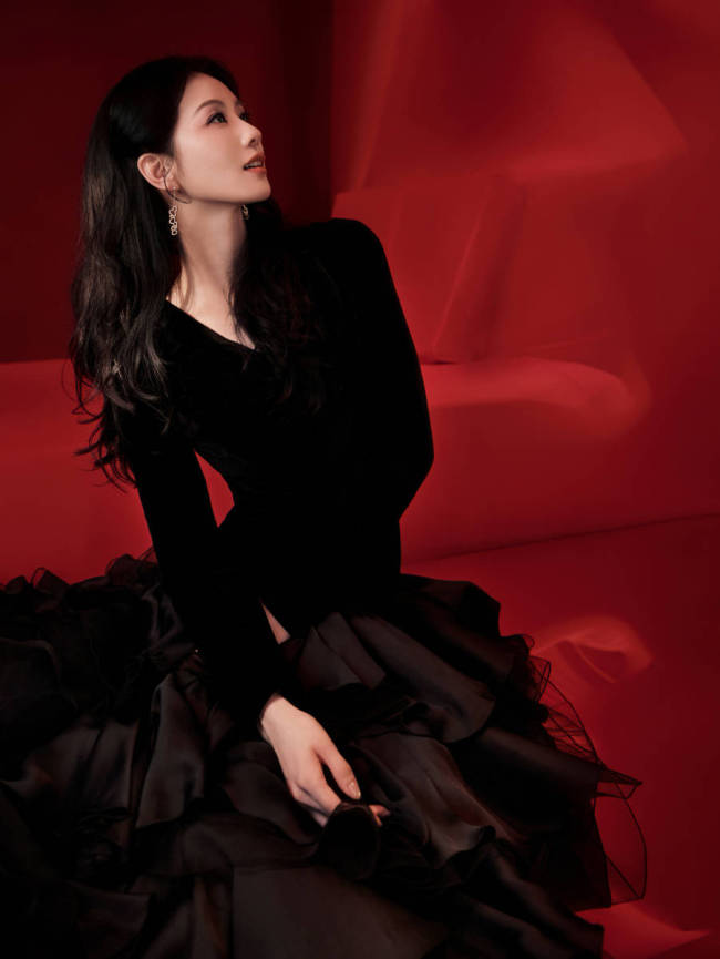 刘诗诗穿V领礼裙美丽动人！宛若优雅黑天鹅气质佳