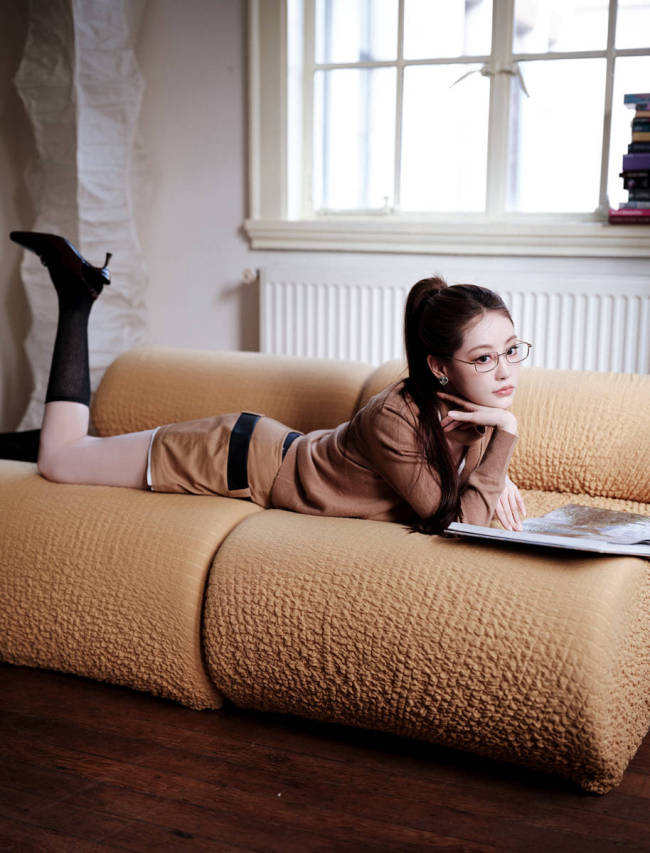 祝绪丹扎高马尾化身热辣女郎 身材窈窕性感慵懒