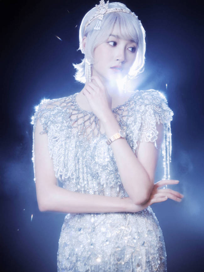 关晓彤穿闪耀钻石长裙身姿曼妙！宛若银发水晶女神