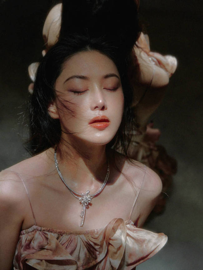 张馨予穿吊带长裙秀美背 完美肱二头肌显健身痕迹