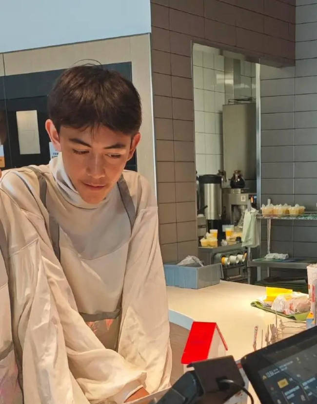 诺一与好友逛街被偶遇 穿搭时尚状态在线