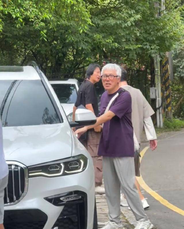 知名男歌手近照曝光，身形消瘦满头白发，曾宣布无限期停工！封面图