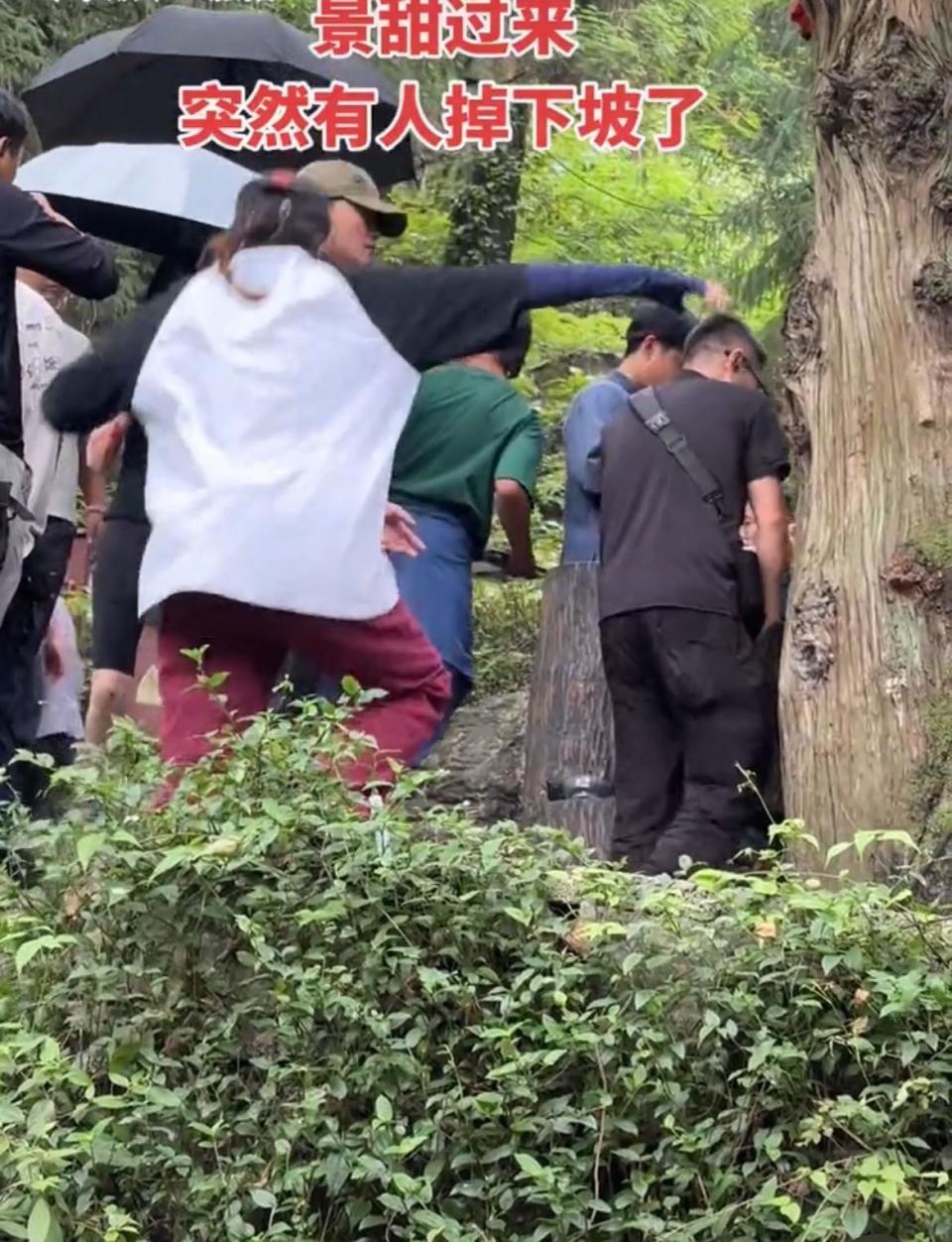 景甜在湘西拍戏遇一工作人员不慎摔下坡，迅速上前关心并提醒大家注意安全封面图