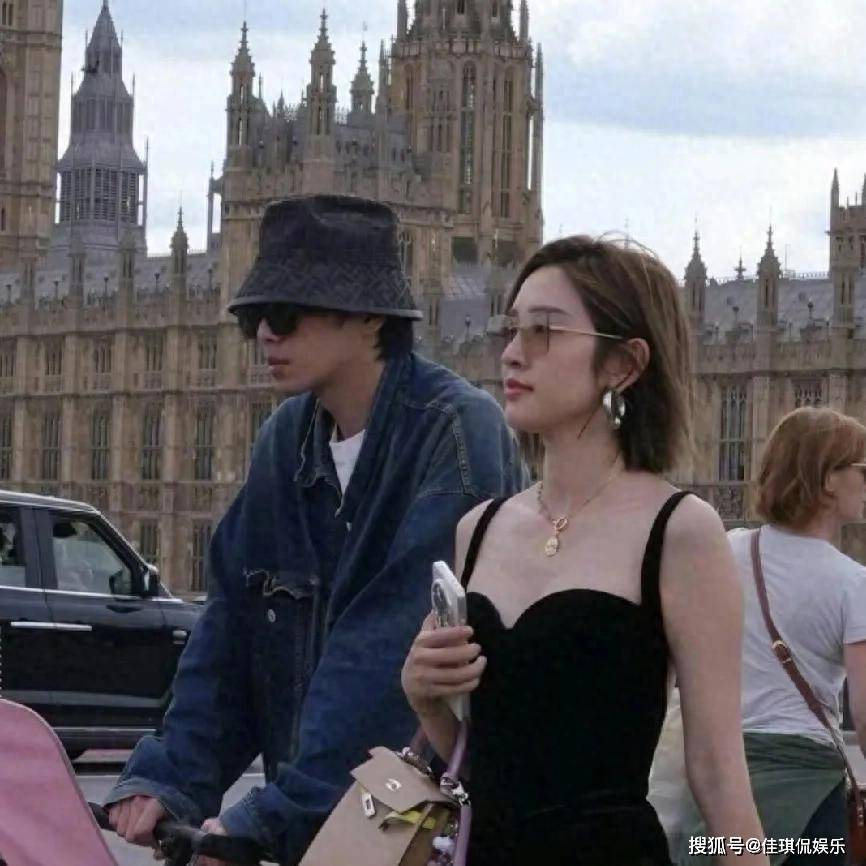 张若昀六一伦敦遛娃，5岁小樱桃坐平价儿童车，唐艺昕事业线美翻封面图