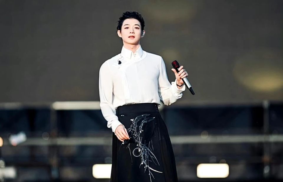 霍尊一袭马面裙，音乐节唱响《卷珠帘》正式复出！网友态度两极分化封面图