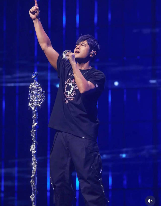 周杰伦演唱会恐慌发作：会回到舞台跟你们创作回忆