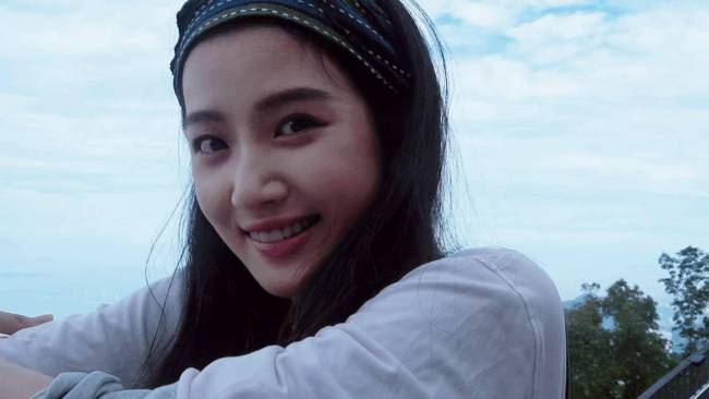 卢昱晓在车后窗追晚霞 手持DV机开朗又鲜活