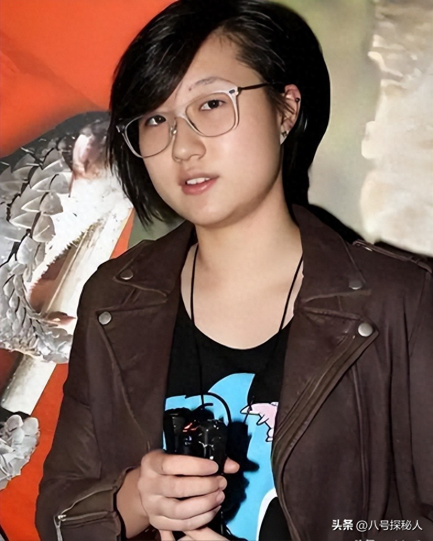 她是被成龙“抛弃”的女儿，如今她的报复比想象中更加“疯狂”！封面图