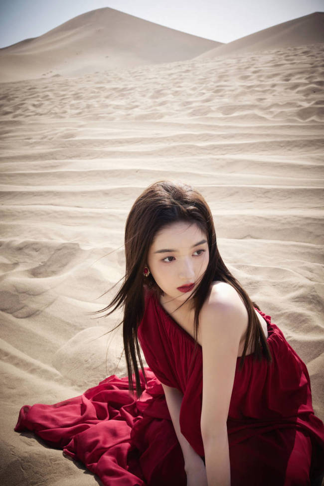 王玉雯穿红色斜肩长裙明艳动人 尽显异域神秘感