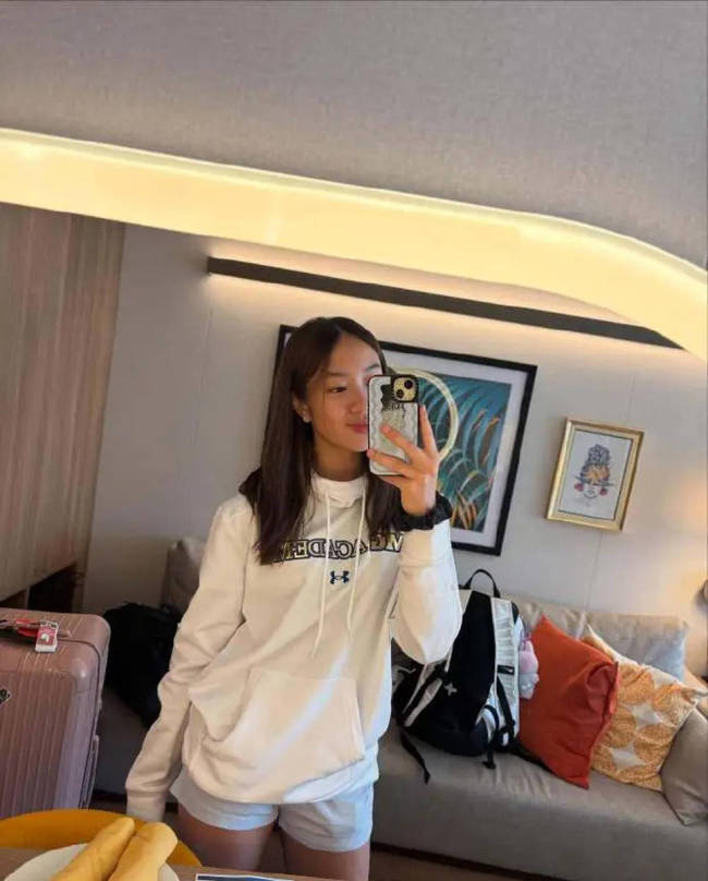 14岁的NeiNei展示健身成果 穿搭随性充满健康美