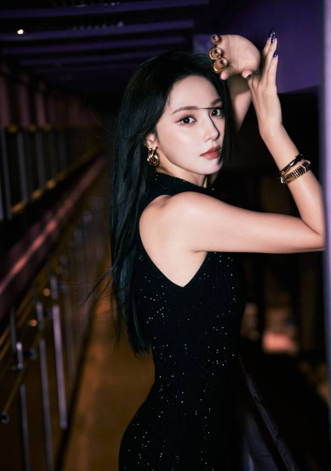 彭小苒穿黑亮片短裙性感迷人 发丝飞扬女神范十足