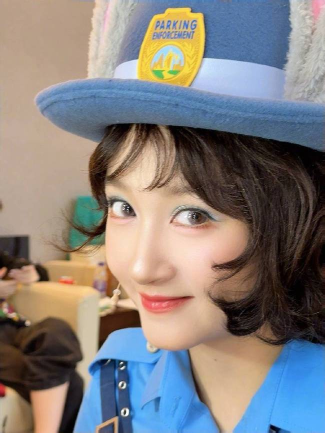 关晓彤cos兔子警官朱迪 对镜头甜笑wink俏皮又可爱