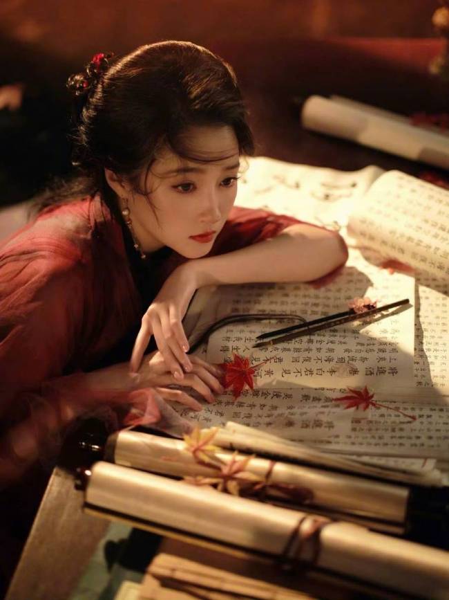 关晓彤身穿古风长裙宛如侠女 手提灯笼美得好突出