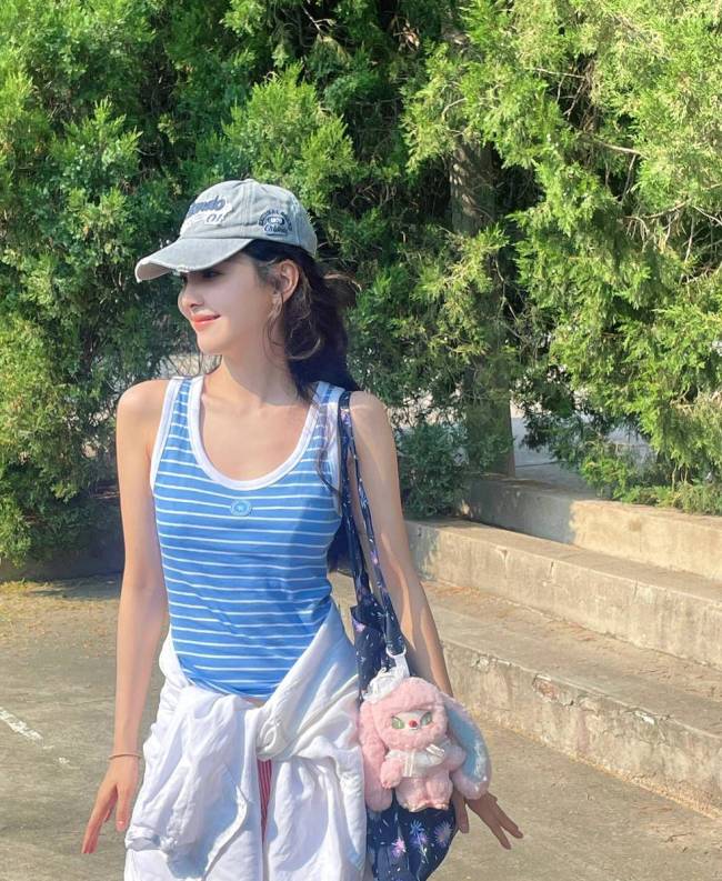 章若楠身穿吊带满满夏日活力 手拿粉色玩偶好吸睛