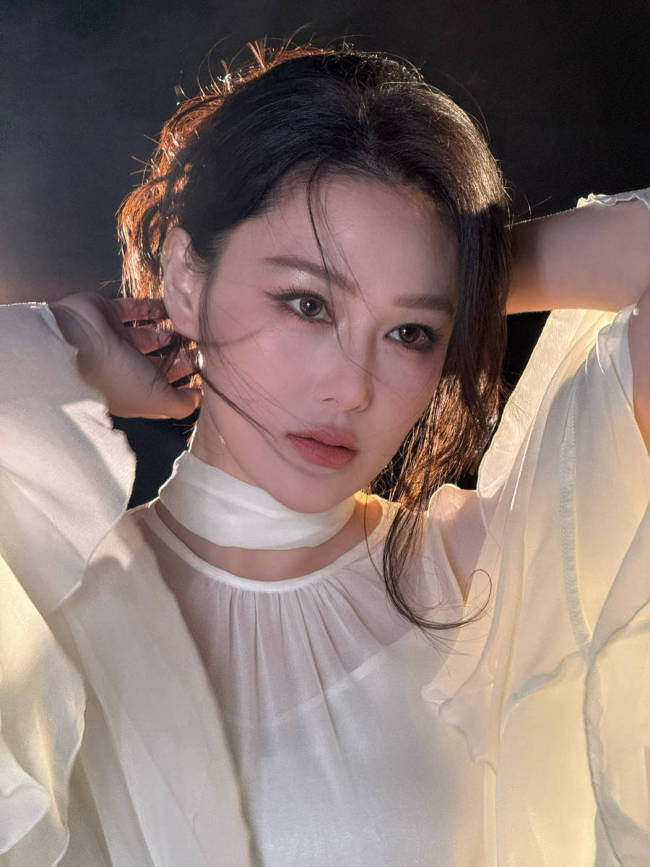 张馨予穿丝绸衬衫随性慵懒 发丝微乱秒变氛围女神