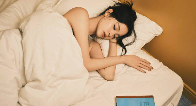 欧阳娜娜身穿露背裙勾勒曼妙身姿 大方展露好身材