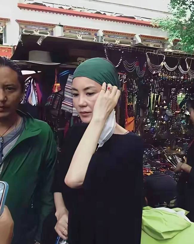 56岁“歌坛天后”王菲素颜现身西藏被偶遇