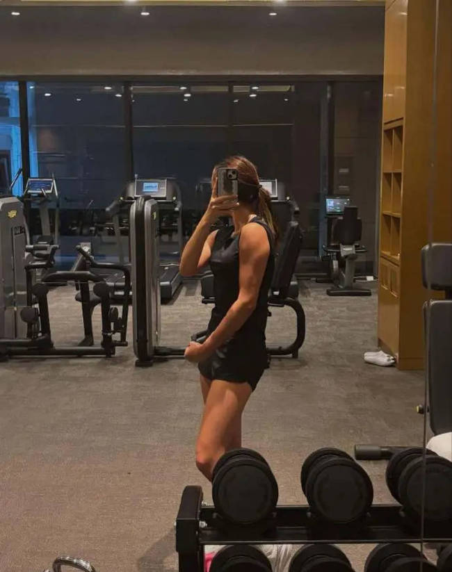 14岁的NeiNei展示健身成果 穿搭随性充满健康美