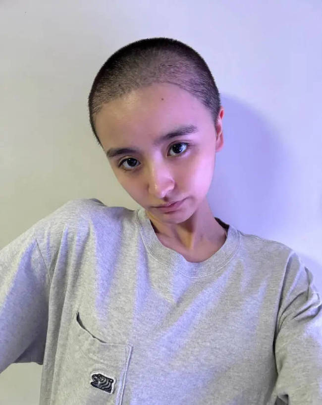 金子涵晒剃光头近照引热议 曾于4月正式退出娱乐圈
