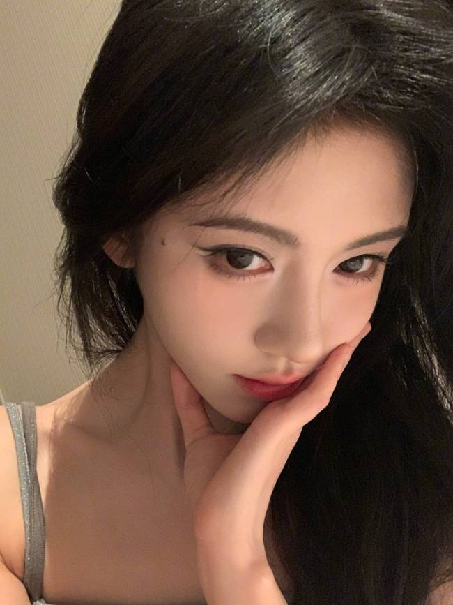 鞠婧祎穿吊带身材纤细锁骨吸睛 对镜甜笑又纯又欲