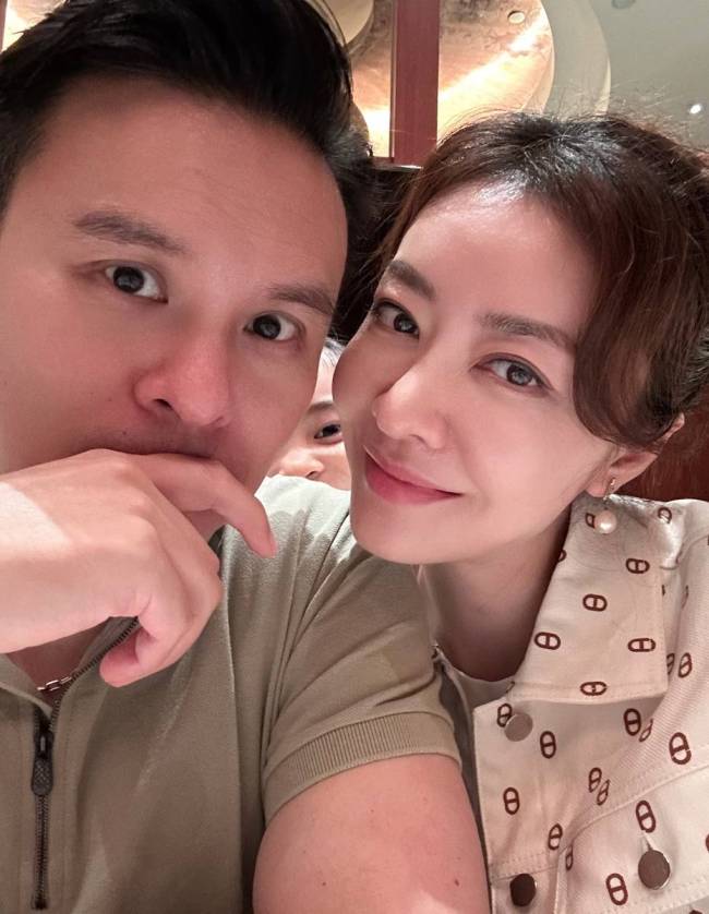 熊黛林晒合照为老公庆生 二人贴脸自拍超甜蜜