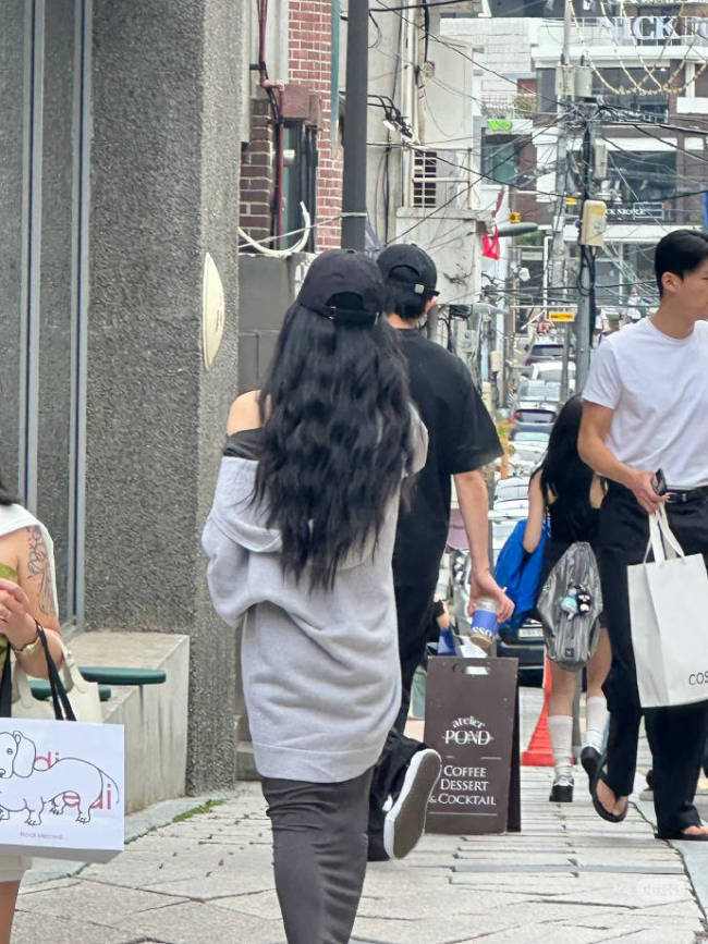 网友偶遇王勉在韩国与女生约会 女方背影气质超绝