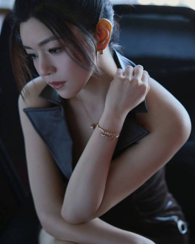 陈妍希穿无袖装气质恬静 笑容温柔眼神明亮