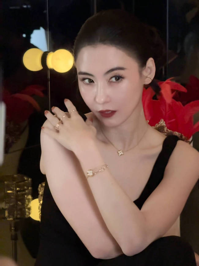 张柏芝深V黑色礼服红唇吸睛 一袭黑裙勾勒曼妙身姿