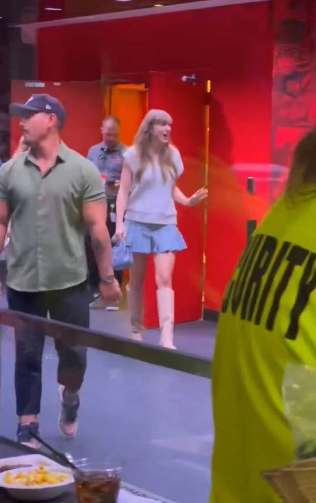 霉霉订婚后首次露面和未婚夫看球赛