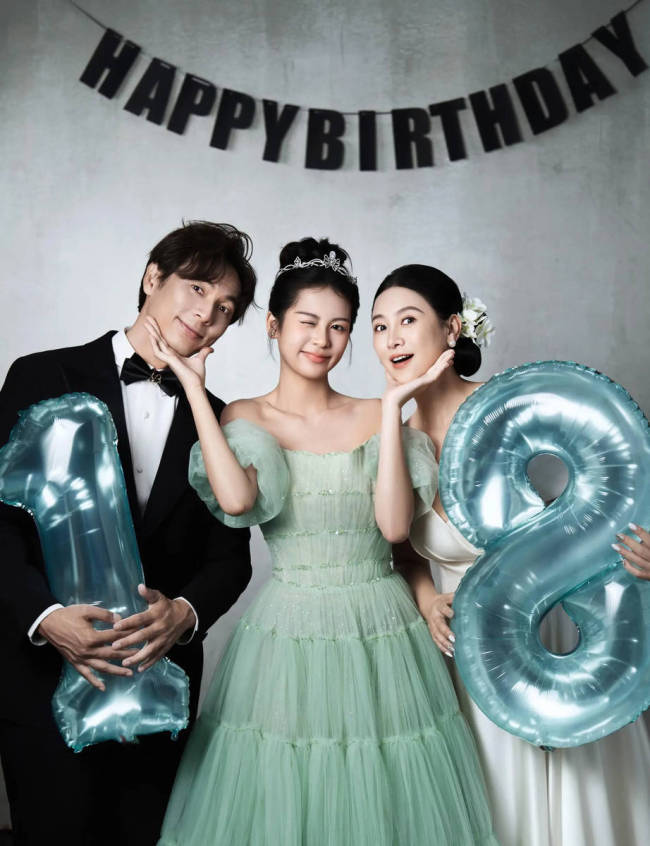 翁虹夫妇为女儿庆祝18岁生日 一家三口同框好温馨