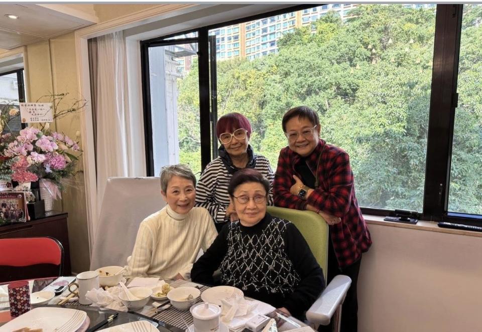 任剑辉逝世36周年，白雪仙在家中设宴纪念，97岁打扮得体仍显年轻封面图