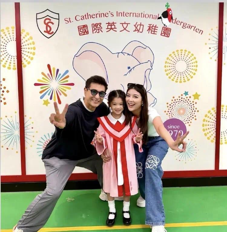 TVB视帝女儿幼儿园毕业，大方晒三口合照，小家伙像妈！封面图