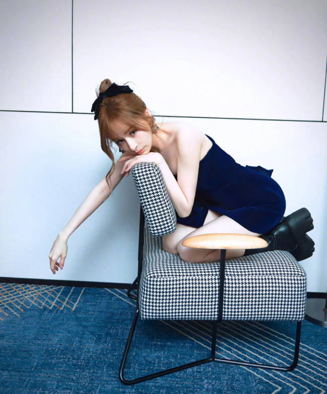 王心凌更新美照状态好似少女！穿抹胸短裙秀好身材