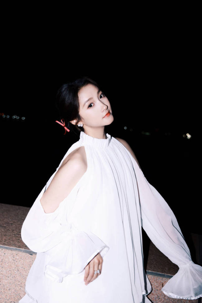 关晓彤拍海边夜幕大片！穿小白裙大方秀美腿超吸睛