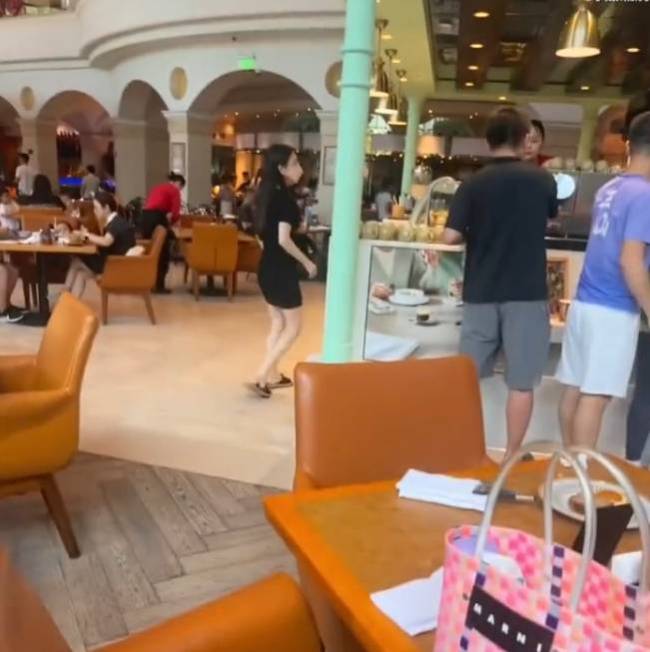 方媛带两个女儿逛街被偶遇 穿紧身裙三胎孕肚明显