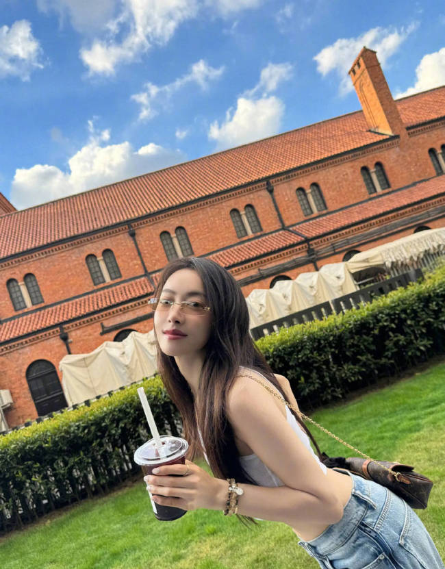 宋茜晒生活美照外出散步 穿超短背心秀火辣小蛮腰