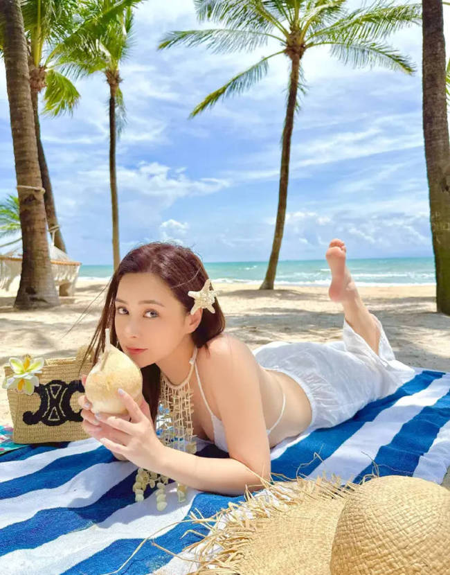 钟欣潼穿白色比基尼海边度假 神情温柔状态超好