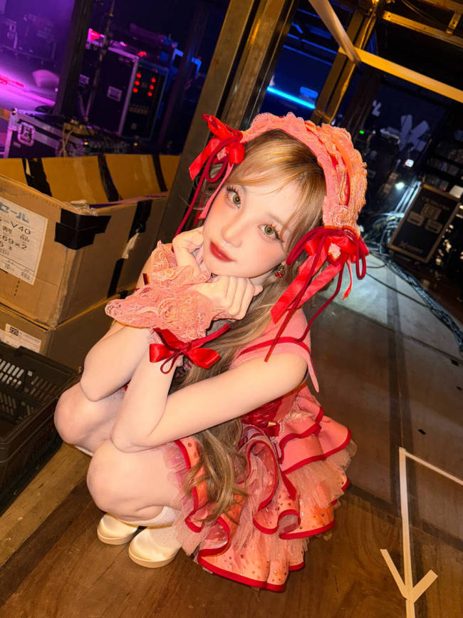 宋雨琦穿红色短裙表情娇憨灵动 肌肤白皙精致美丽