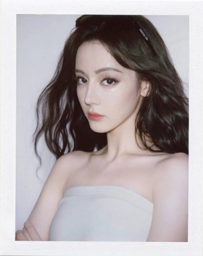 迪丽热巴身穿抹胸裙配皮衣 拍摄撕拉片摩登时尚