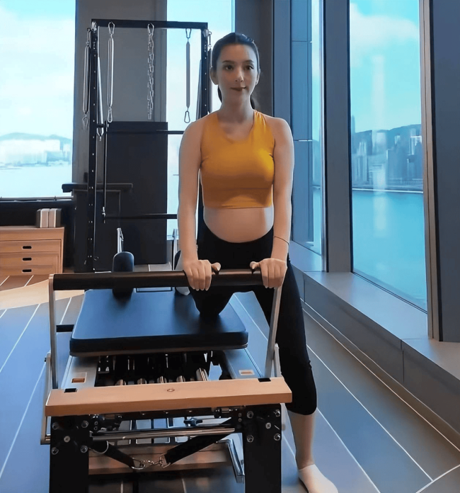 郭富城老婆方媛挺孕肚做瑜伽 四肢纤细状态俱佳