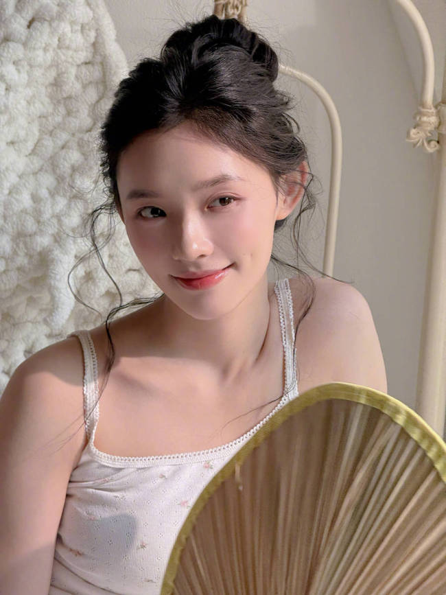 林允穿吊带又纯又欲 扎丸子头活力又俏皮