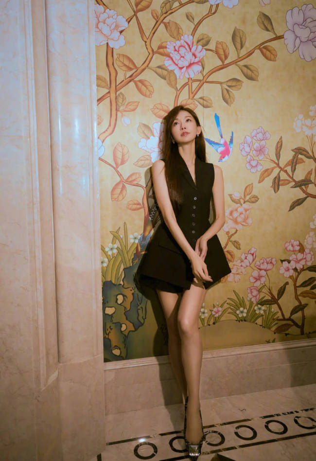 林志玲穿黑色职业装简约优雅 身姿曼妙大长腿吸睛