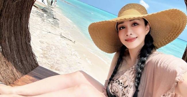 钟丽缇晒出一组海边度假美照 身材超辣状态好
