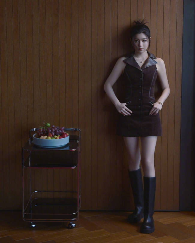 陈妍希穿无袖装气质恬静 笑容温柔眼神明亮