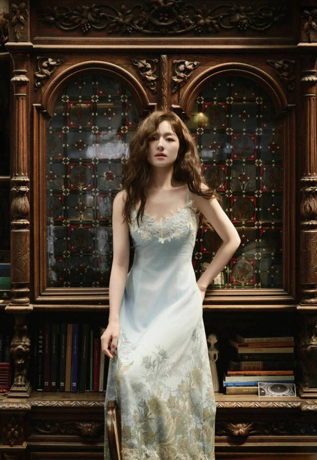 李兰迪穿吊带裙靓丽吸睛！身姿曼妙小蛮腰不盈一握