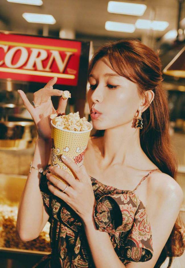 林志玲穿吊带长裙姿态优雅 手持爆米花神情温柔